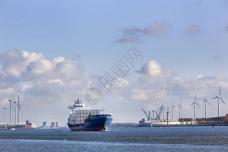 荷兰鹿特丹Hartelkanaal运河上的集装箱船图片