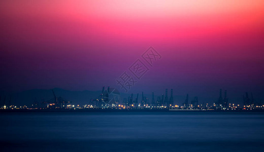 商业码头的粉色日落天空图片