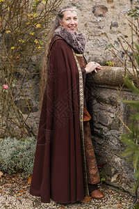 穿着中世纪服装的长袍发女士图片
