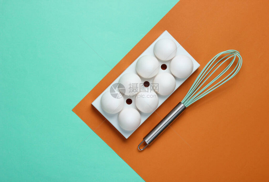 白色鸡蛋的托盘和彩色背景上的胡须最小食品概念图片