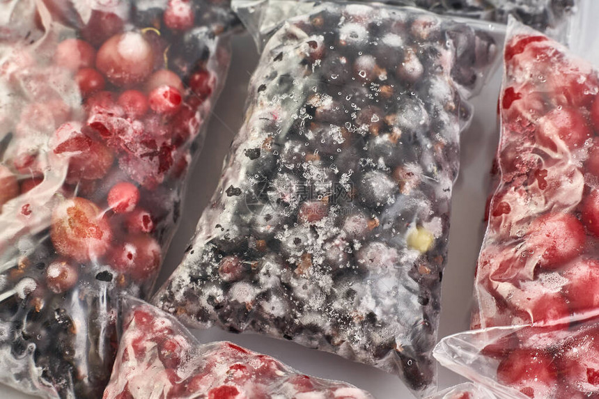 为冬天冷冻浆果用塑料袋包装冷冻浆果图片