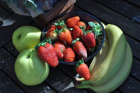 篮子里的草莓草莓在桌子上花园图片