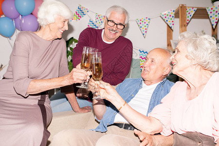 快乐的友善老人们在家庭派对上玩得开心的同时图片