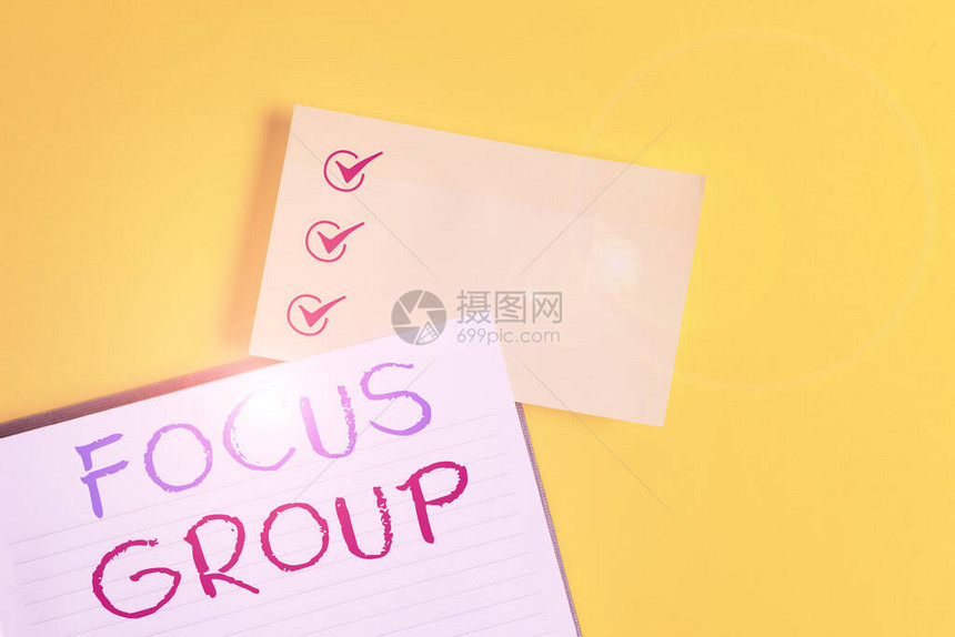 概念手写显示焦点小组概念意义显示组装参与讨论黄桌上有复制图片