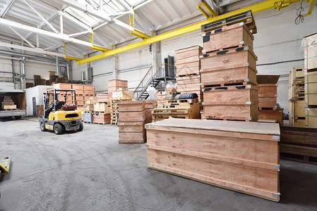大而轻的仓库用木箱存放货物背景图片