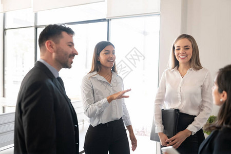 青年女商人在办公室举行的一次常务会议上与团队交图片