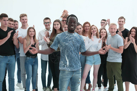 一群志同道合的年轻人站在一起鼓掌欢呼背景图片