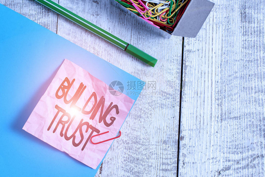 显示建立信任的书写笔记显示有效工作之间的新兴信任活动的商业概念皱纹纸和板放置在图片