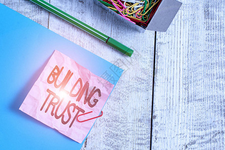 显示建立信任的书写笔记显示有效工作之间的新兴信任活动的商业概念皱纹纸和板放置在背景图片