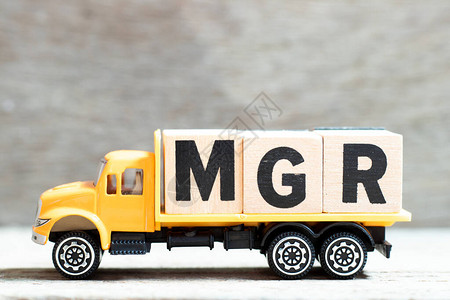 卡车在木本背景上持有字数mgr经理的缩图片