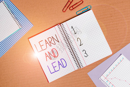 概念手写显示和领导概念意义提高技能和知识以适应领导条纹纸板办公室图片