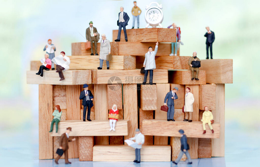 坐在木块上寻找雇员的和商业概念上的微型商业人士单图片
