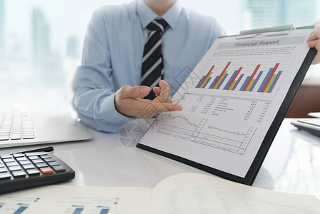 经理分析财务数字以观察公司的业绩单图片