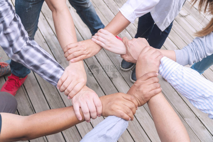 团队连接成功概念一群人手牵在公园里围成一圈人手协议加入团队伙伴图片