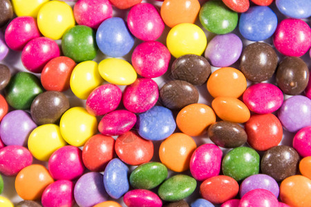 装满巧克力的糖果盒的背景颜色多彩的图片