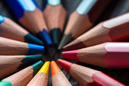 桌子中央的彩色铅笔围成一个圆圈图片
