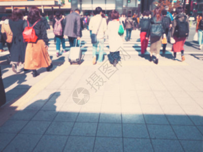 日本斑马十字路口行人经过的抽象模糊背景图片