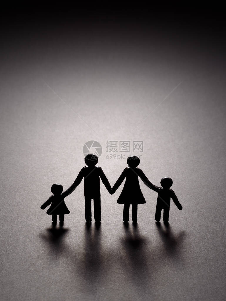 传统家庭的脆弱迷雾重的未来孩子和家长的紧密联系黑色背景中一个家庭的剪影图片
