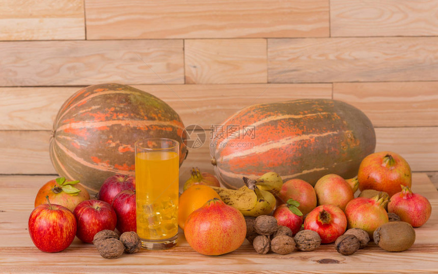 秋天自然水果概念落果和橙汁在木制桌上图片