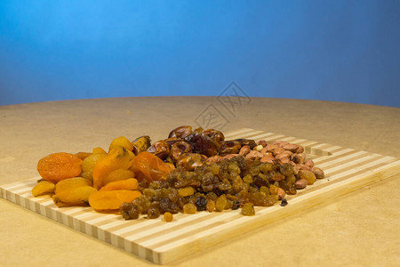坚果和葡萄干背景混合物特写图片
