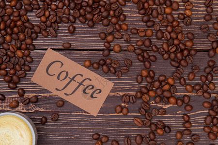很多咖啡豆和咖啡泡沫图片