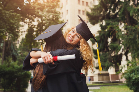 一对学生在大学毕业那天拥抱图片