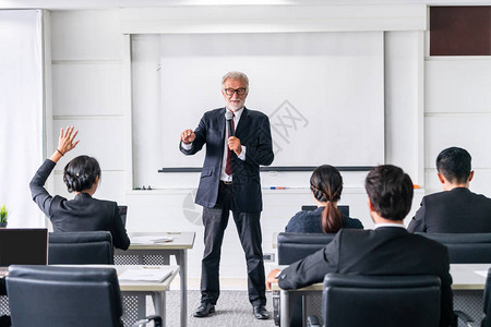 高级领导演讲者在培训研讨会或议上向公众听讲话成熟的讲师是领导座谈会活动的CEO执行经理国际商背景图片