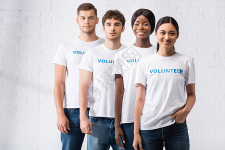 选择地把多文化志愿者的焦点放在T恤衫上图片