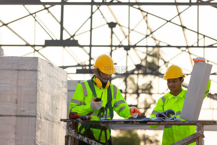 亚洲工程师和顾问工人计算建筑中使用的砖块数量图片