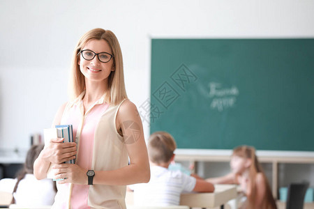 女教师在课堂上的肖像图片