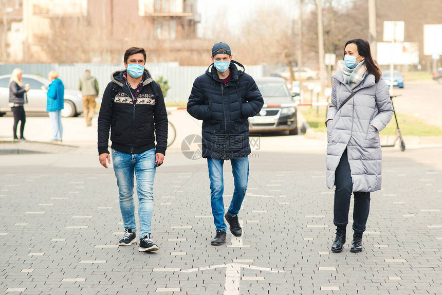 头孢全球大流行在户外戴着医用口罩的人冠状流行人们在街上交谈冠状隔离戴着口罩的朋友Covid2图片