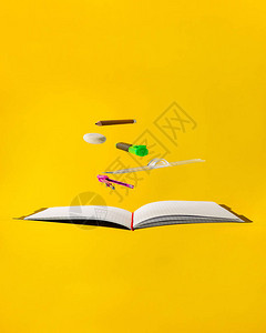 悬浮数学习用品笔记本钢笔尺子铅笔分隔线和黄色背景的橡皮擦教育和图片
