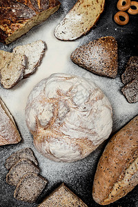 黑背景上不同类型面包的组合图片