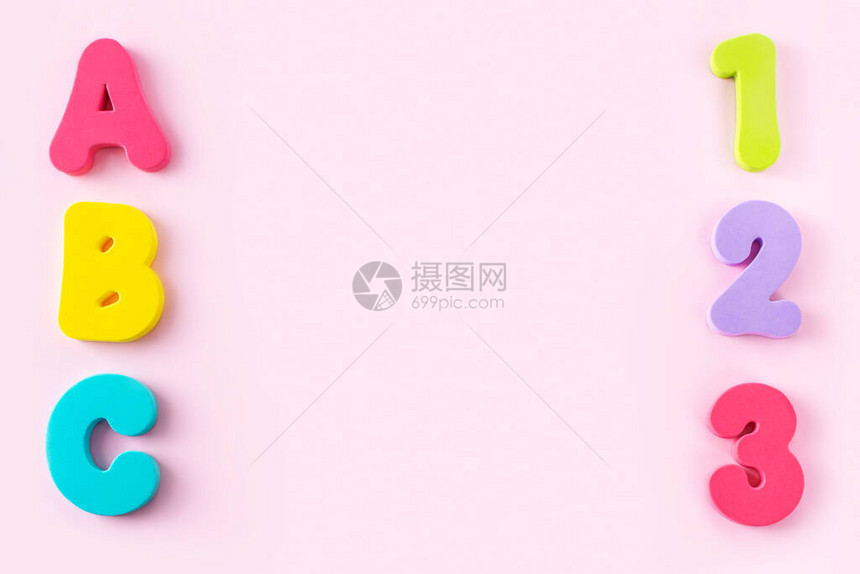 粉红色背景上的彩色字母ABC和数字123教育的概念图片