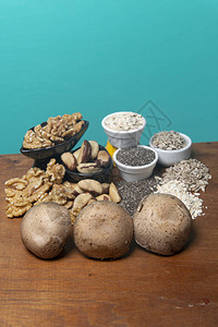 作为锌镁铜和硒等矿物质来源的食物奇亚籽葵花籽燕麦坚果栗子蘑菇图片