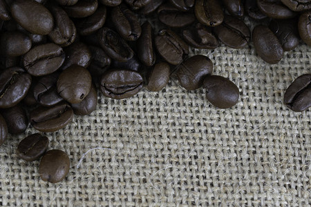 咖啡豆贴近薄饼图片