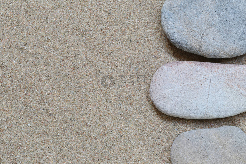 沙石躺在沙子上在你的工作概念中可以图片