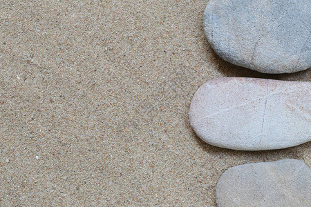 沙石躺在沙子上在你的工作概念中可以图片