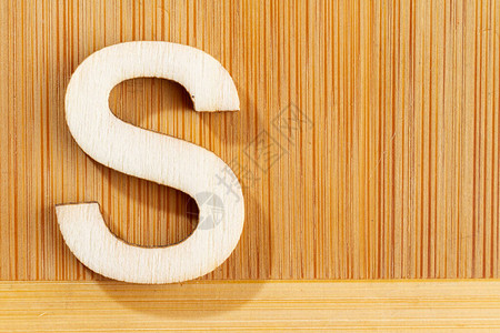 木制字母顶视图和文背景图片