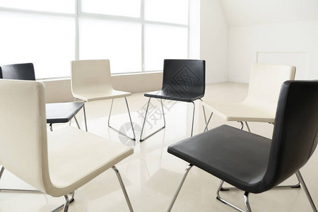 空椅子为心理学家办公室的集体治疗背景图片