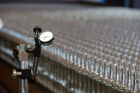 玻璃工业许多玻璃瓶子在工业传送器上图片