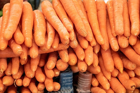 当地杂货市场出售的新鲜有机胡萝卜图片