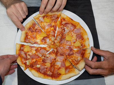 吃披萨吃披萨朋友小组分享披萨图片