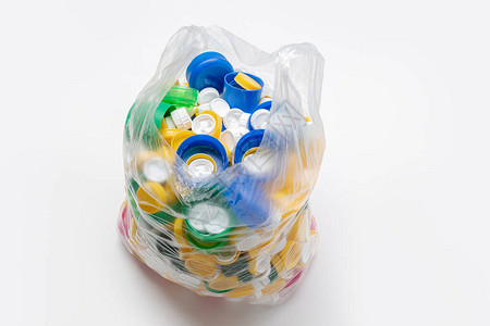 装满塑料盖的袋子准备回收回收概念图片