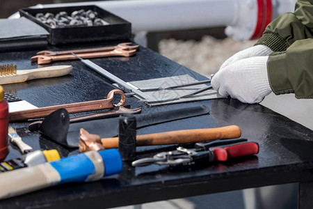 铁桌上的锤子和锁匠工具图片