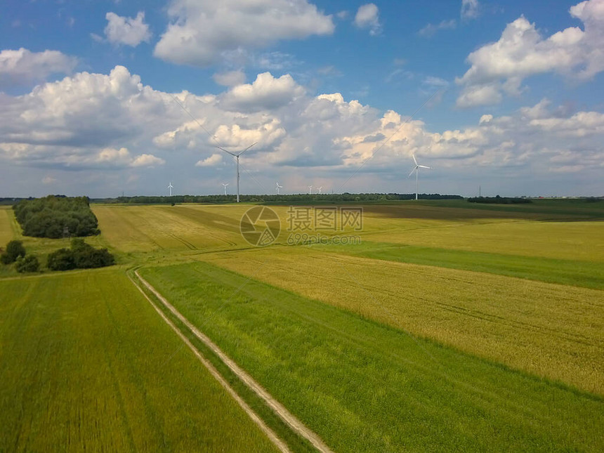 农村风景的风轮机图片