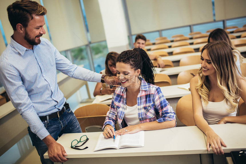 教授在大学课堂上帮助学生图片