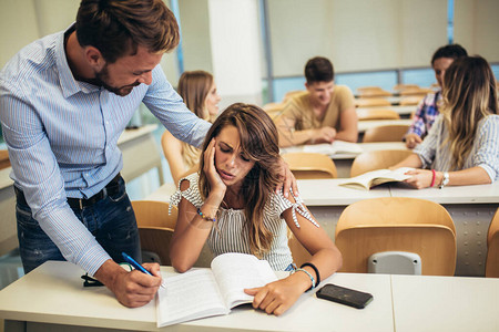 教授在大学课堂上帮助学生图片