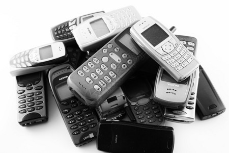 旧手机堆的黑白形象图片