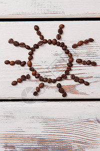 白色木头的太阳形咖啡豆圆圈和线条象征图片